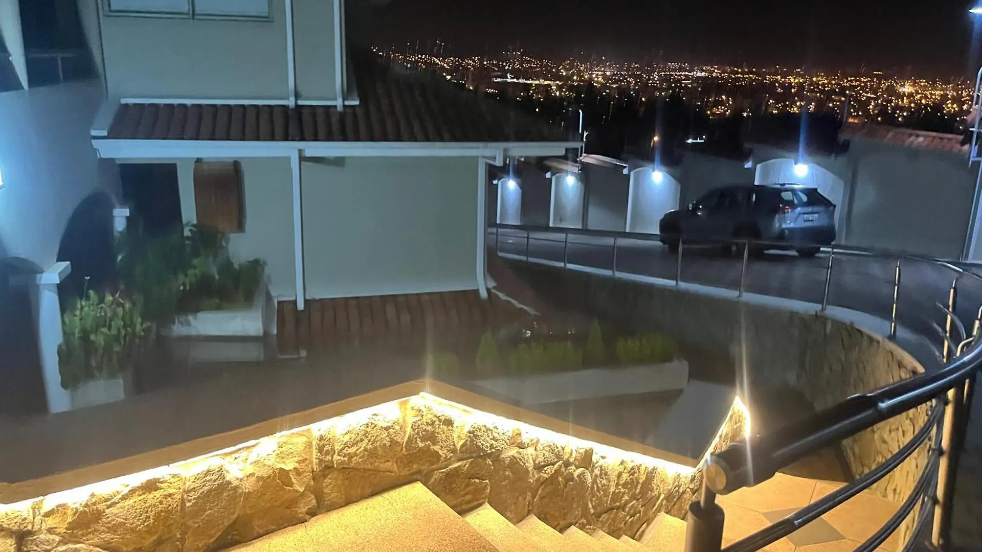 Grande Y Exclusivo, Cuenca Cerca Parque Calderon, Mall Del Rio Seguridad 24 Horas, 3 Parqueos Turi